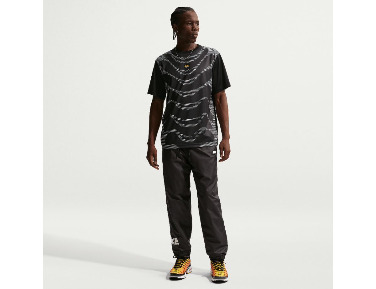Nike Sportswear Tuned Air Men's Football Shirt Black/Black Nike Sportswear Tuned Air Men's Football Shirt Black/Black