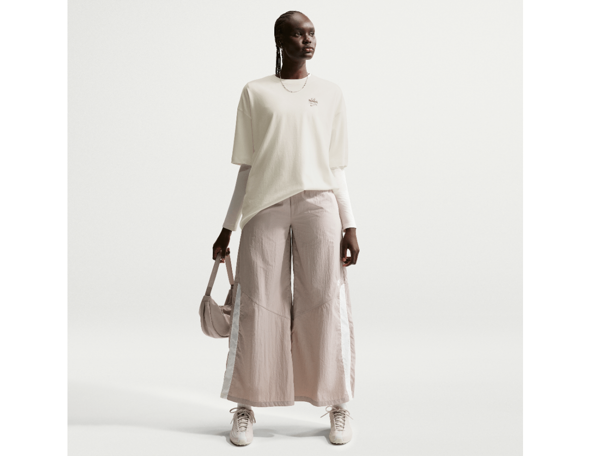 Nike Sportswear Classic Women's Oversized Short-Sleeve T-Shirt Sail/Dark Hazel/Dark Hazel Nike Sportswear Classic Women's Oversized Short-Sleeve T-Shirt Sail/Dark Hazel/Dark Hazel