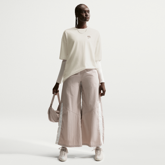 Nike Sportswear Classic Women's Oversized Short-Sleeve T-Shirt Sail/Dark Hazel/Dark Hazel Nike Sportswear Classic Women's Oversized Short-Sleeve T-Shirt Sail/Dark Hazel/Dark Hazel